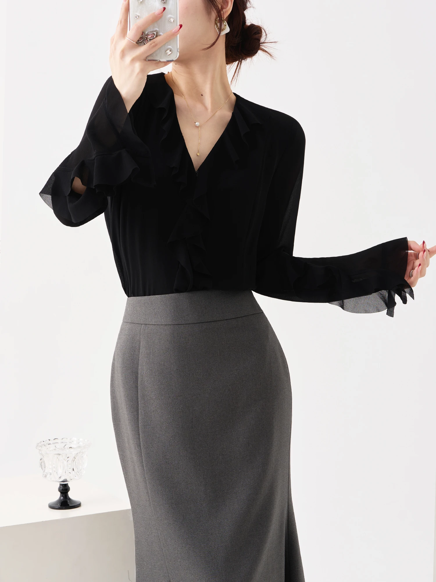 Женская блузка Ele Bla с длинным рукавом и V-образным вырезом, с кружевной отделкой, из нежного полиэфирного волокна, приятная для кожи, дышащая, тонкая
Женская блузка Ele Bla с длинным рукавом и V-образным вырезом, с кружевной отделкой, из нежного полиэфирного волокна, приятная для кожи, дышащая, тонкая