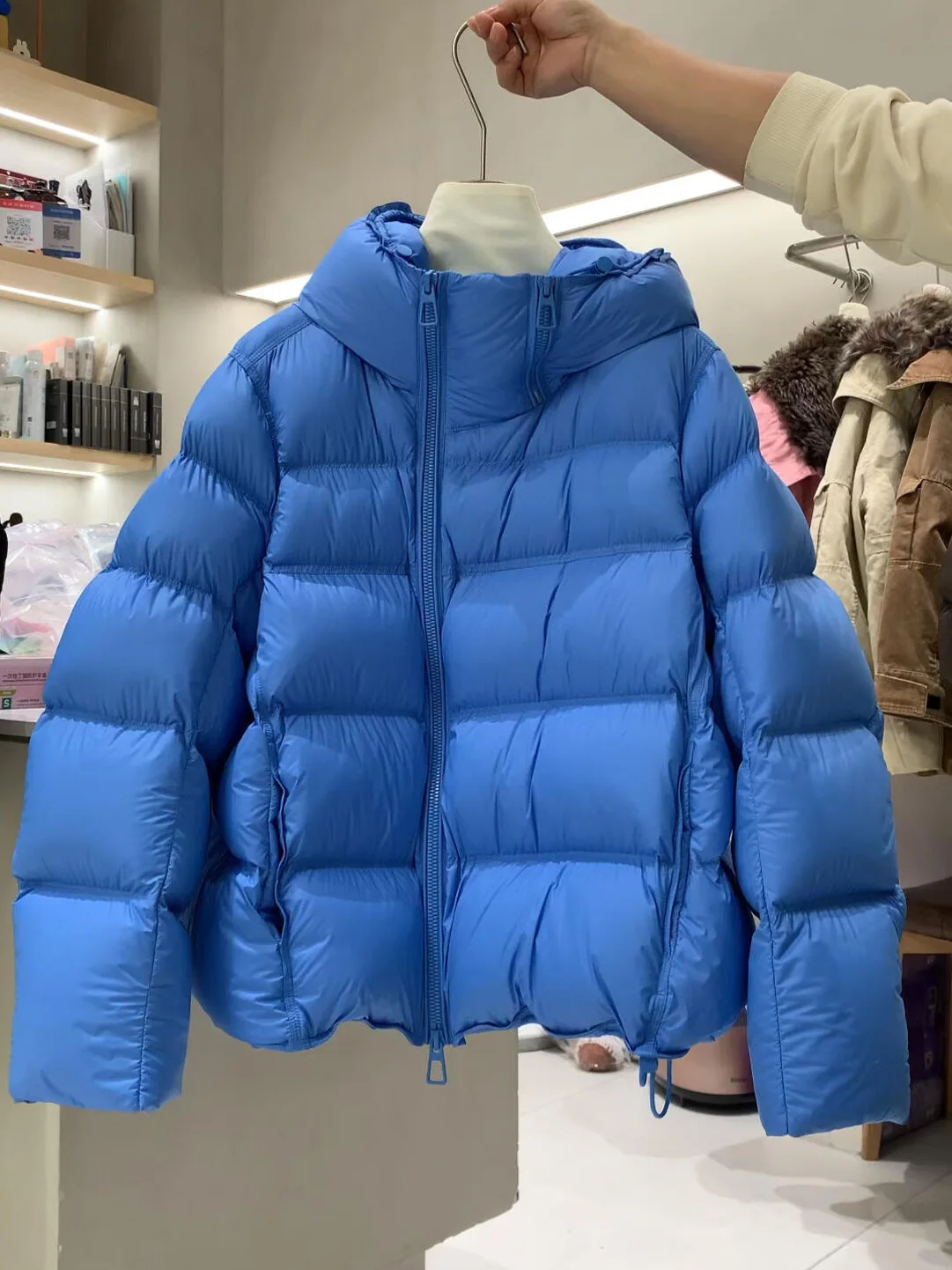 Синяя теплая хлопковая куртка с капюшоном, новинка зимы 2025, простой модный универсальный повседневный стиль, толстая верхняя одежда, трендовая модель на молнии
Синяя теплая хлопковая куртка с капюшоном, новинка зимы 2025, простой модный универсальный повседневный стиль, толстая верхняя одежда, трендовая модель на молнии