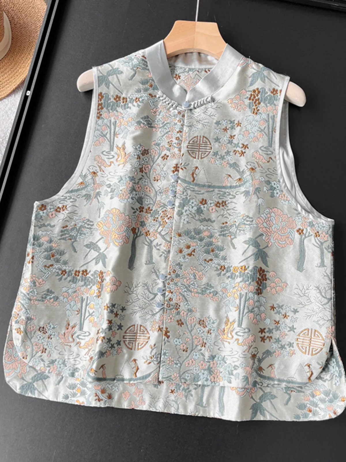 Elegant Embroidered 2024 Spring New Chinese Style Layered Button Stand Collar Women's Vest Fashionable Trendy Sleeveless Top
Elegant Embroidered 2024 Spring New Chinese Style Layered Button Stand Collar Women's Vest Fashionable Trendy Sleeveless Top