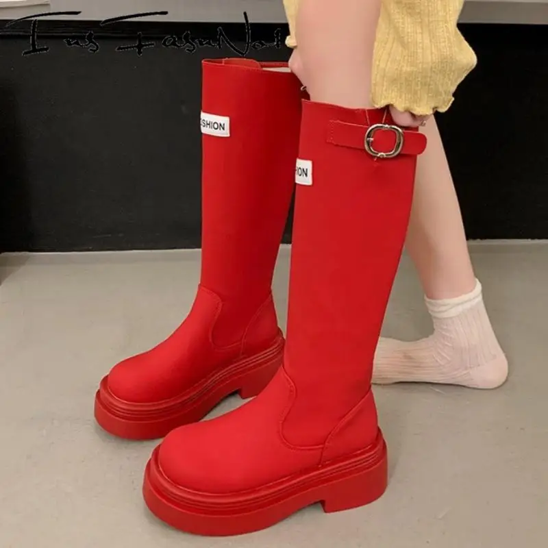 Модные женские рыцарские сапоги на платформе на массивном каблуке, красные универсальные повседневные туфли до колена с металлическими украшениями, подиумные мотоциклетные ботинки
Модные женские рыцарские сапоги на платформе на массивном каблуке, красные универсальные повседневные туфли до колена с металлическими украшениями, подиумные мотоциклетные ботинки