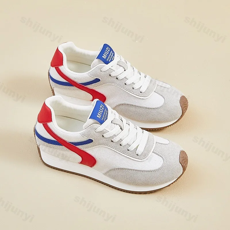 Спортивная обувь на платформе, весна 2026, модные удобные дышащие нескользящие туфли на плоской подошве для женщин, женские повседневные кроссовки на шнуровке
Спортивная обувь на платформе, весна 2026, модные удобные дышащие нескользящие туфли на плоской подошве для женщин, женские повседневные кроссовки на шнуровке