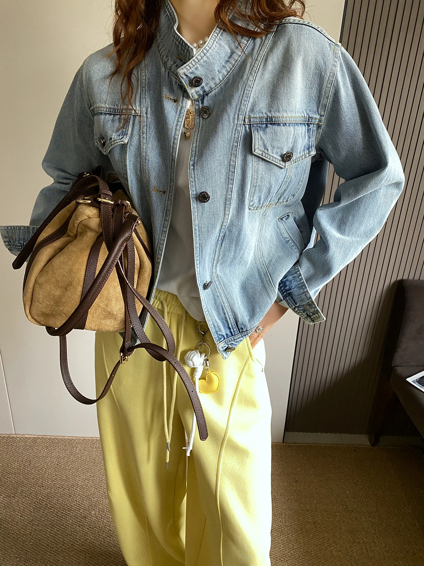 Loose Casual Short Blue Denim Jacket Women's Spring 2026 New Design Stand Collar Button Decoration Street Style Top
Loose Casual Short Blue Denim Jacket Women's Spring 2026 New Design Stand Collar Button Decoration Street Style Top