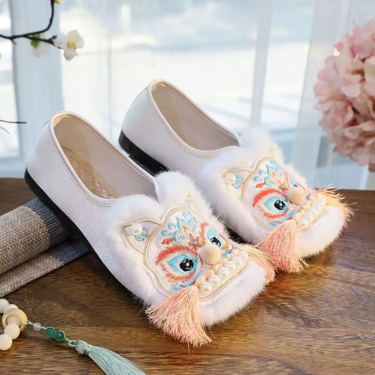 Woman's New Flat Sole Tiger Toe Embroidered Shoes Chinese Tradition Handsewn Soft Sole Shallow Slip On Silk Hanfu Shoes
Woman's New Flat Sole Tiger Toe Embroidered Shoes Chinese Tradition Handsewn Soft Sole Shallow Slip On Silk Hanfu Shoes
