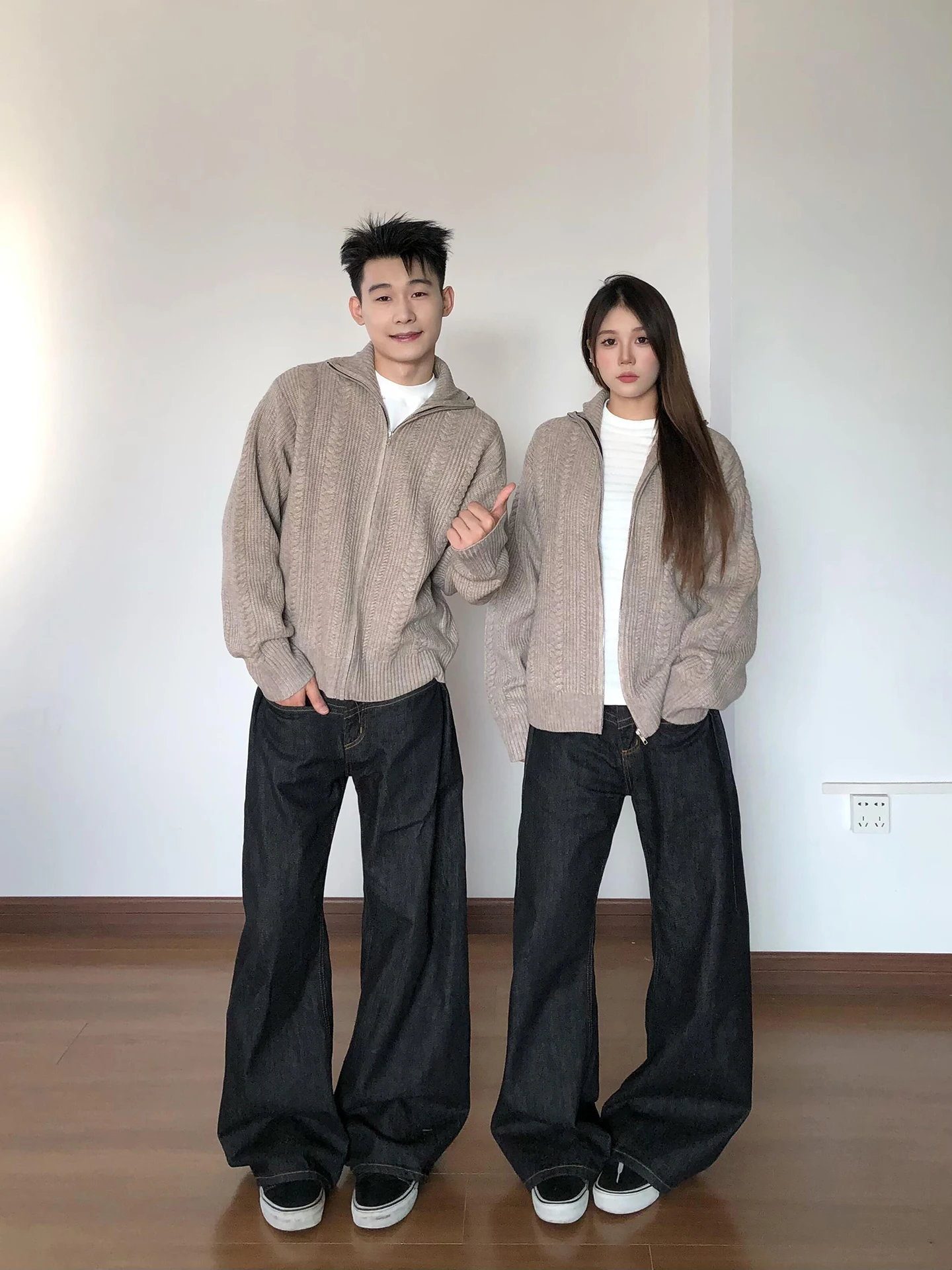 Мужской вязаный кардиган-свитер осенний теплый с высоким воротником, узором «нудл» и дизайном «пшеничный колос», повседневный, с длинными рукавами
Мужской вязаный кардиган-свитер осенний теплый с высоким воротником, узором «нудл» и дизайном «пшеничный колос», повседневный, с длинными рукавами