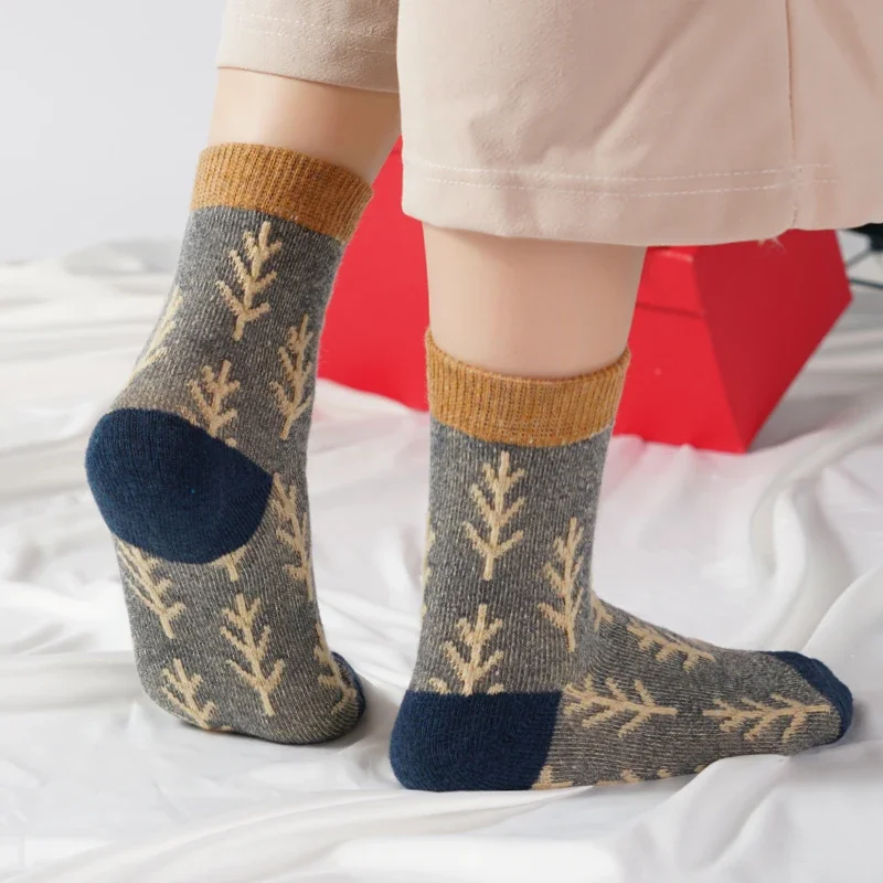 2 Pairs Winter Women's Socks Japanese Vintage Christmas Tree Wool Socks Comfortable Fashion Thickened Color Contrast Socks
2 Pairs Winter Women's Socks Japanese Vintage Christmas Tree Wool Socks Comfortable Fashion Thickened Color Contrast Socks