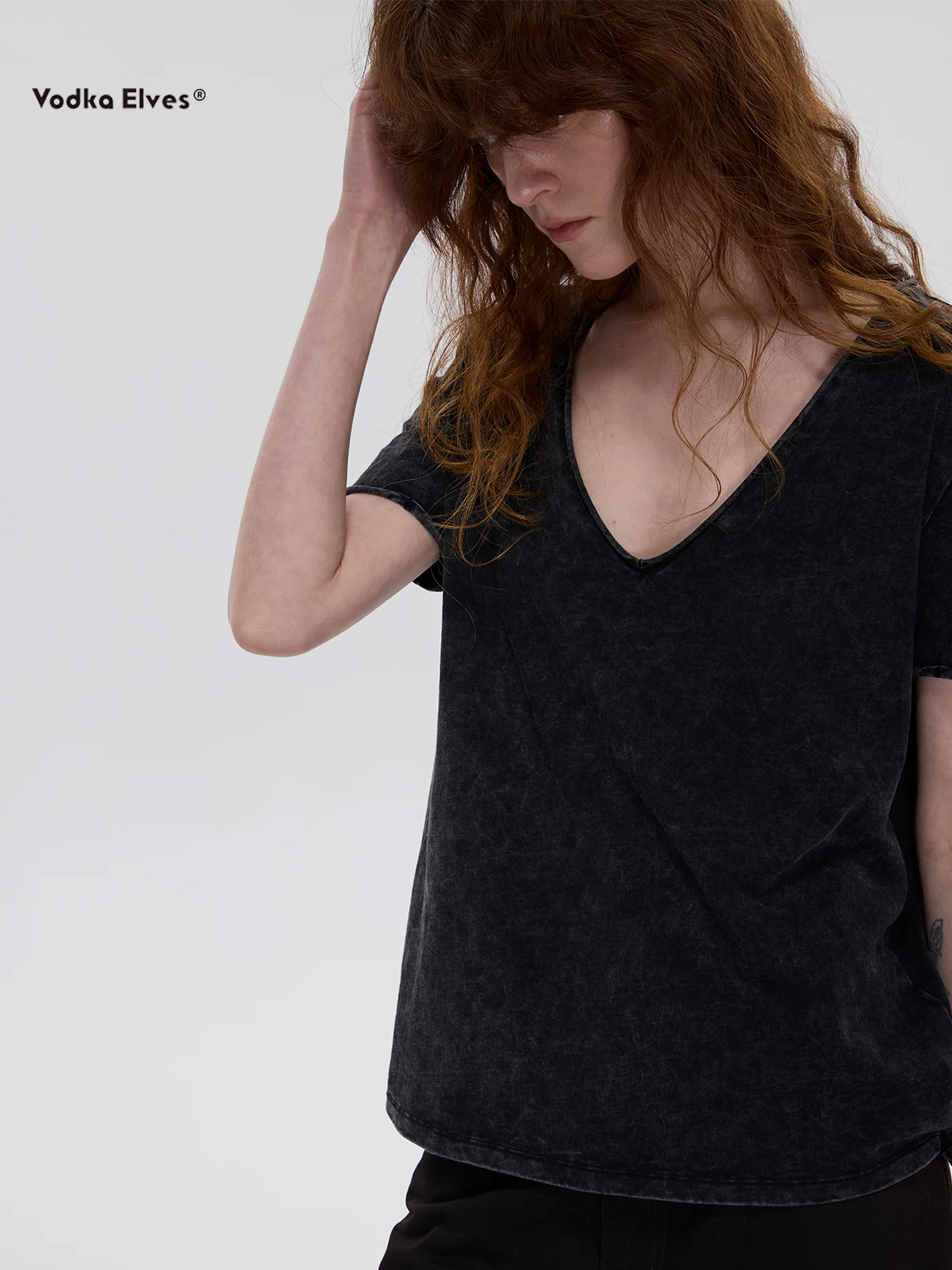 Футболка Vodka Elves Slim Fit с коротким рукавом, V-образным вырезом, с манжетами на плечах, из быстросохнущего хлопка, для лета, влагоотводящая, для повседневной носки
Футболка Vodka Elves Slim Fit с коротким рукавом, V-образным вырезом, с манжетами на плечах, из быстросохнущего хлопка, для лета, влагоотводящая, для повседневной носки