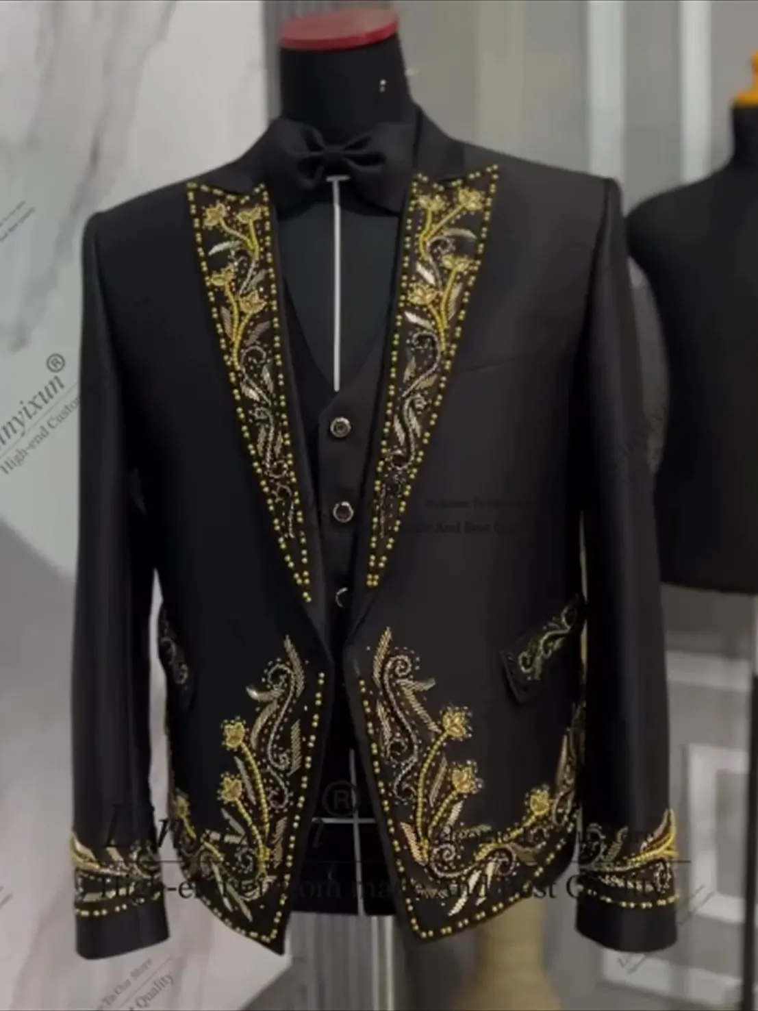 Handsome Beaded Diamond Men Suits 2 Pieces Sets Wedding Groom Tuxedos Slim Fit Business Male Prom Blazer Customized ropa hombre
Handsome Beaded Diamond Men Suits 2 Pieces Sets Wedding Groom Tuxedos Slim Fit Business Male Prom Blazer Customized ropa hombre