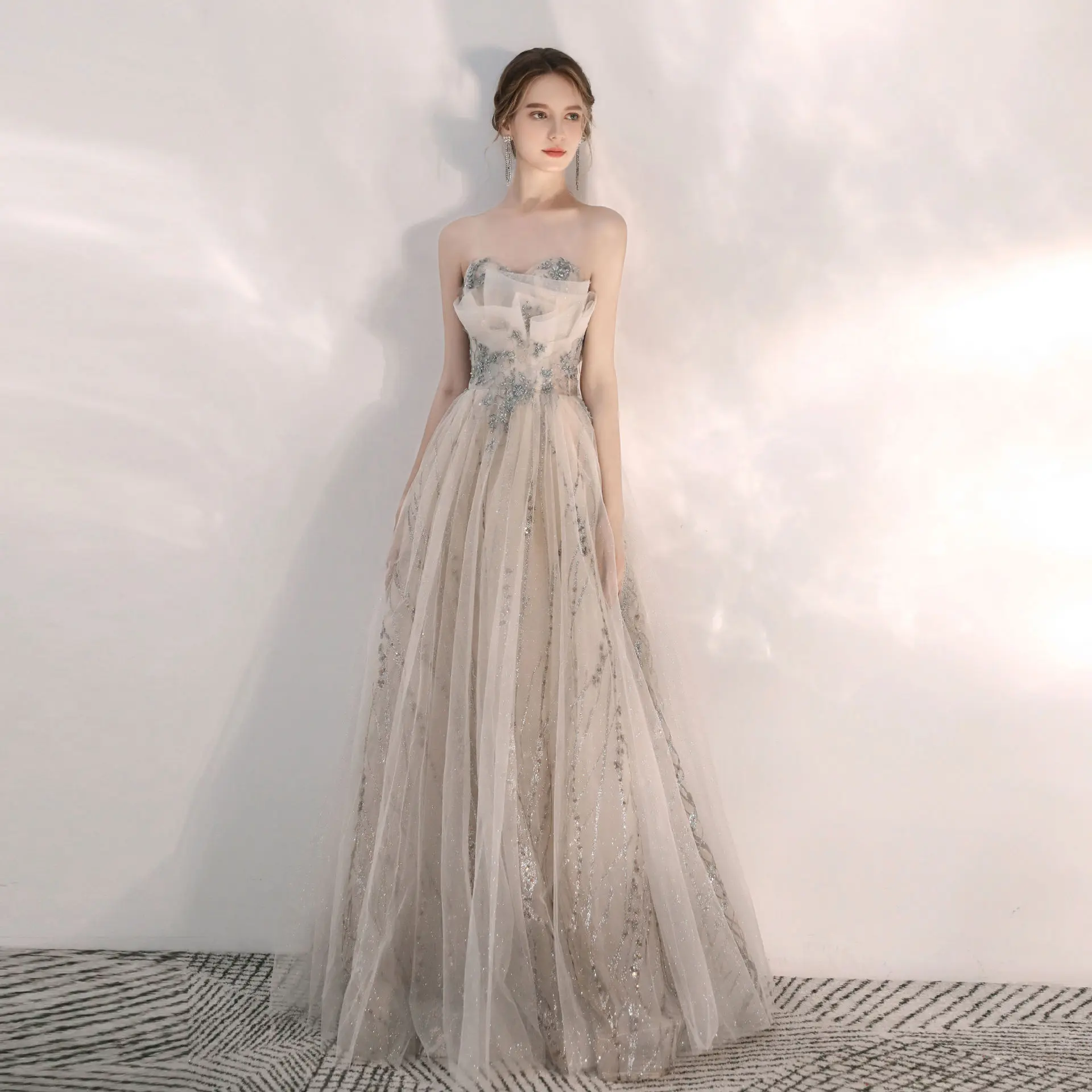 Elegant Long Sleeveless Midi Dress for Bridesmaid Spring Fashion Trend Wrap Waist A-Line Skirt Party Performance Wedding Cere...
Elegant Long Sleeveless Midi Dress for Bridesmaid Spring Fashion Trend Wrap Waist A-Line Skirt Party Performance Wedding Cere...