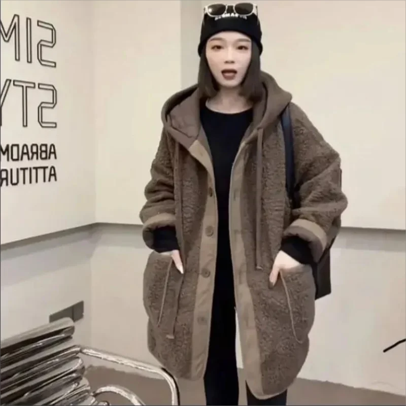 Женское зимнее пальто 2024 года, новинка, средней длины, в корейском стиле, свободного кроя, с капюшоном, из хлопка, с плюшевой подкладкой и утолщенным хлопковым наполнителем
Женское зимнее пальто 2024 года, новинка, средней длины, в корейском стиле, свободного кроя, с капюшоном, из хлопка, с плюшевой подкладкой и утолщенным хлопковым наполнителем