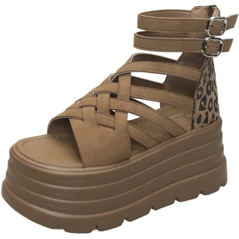 Полые тканые римские сандалии с высоким берцем для женщин, новинка 2023 года, летние сандалии с открытым носком, толстая подошва 8 см, сандалии из бисквита на высоком каблуке 
Полые тканые римские сандалии с высоким берцем для женщин, новинка 2023 года, летние сандалии с открытым носком, толстая подошва 8 см, сандалии из бисквита на высоком каблуке