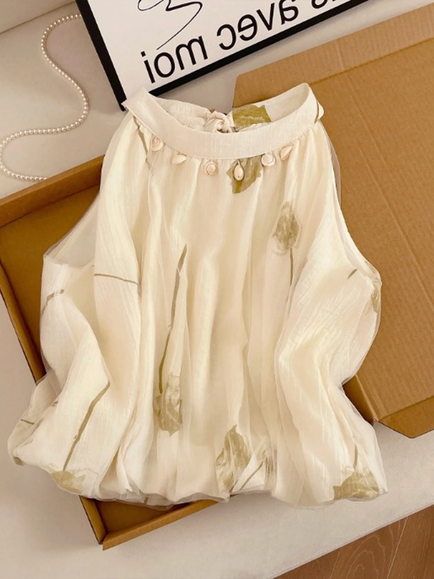 Gentle Floral Print Sleeveless Chiffon Vest Women's Summer 2026 New Belted Slimming Neck Hanging Top Fairy-Like Blouse
Gentle Floral Print Sleeveless Chiffon Vest Women's Summer 2026 New Belted Slimming Neck Hanging Top Fairy-Like Blouse