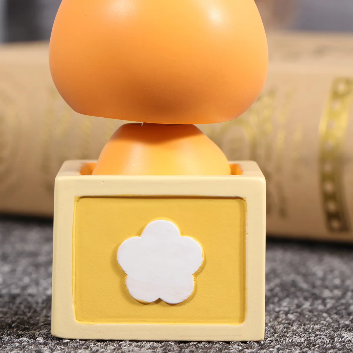 1pc Resin Cartoon Head Car Dashboard Decoration Interior Ornament Shaking Head Home Office Gift Car Accessory 
1pc Resin Cartoon Head Car Dashboard Decoration Interior Ornament Shaking Head Home Office Gift Car Accessory