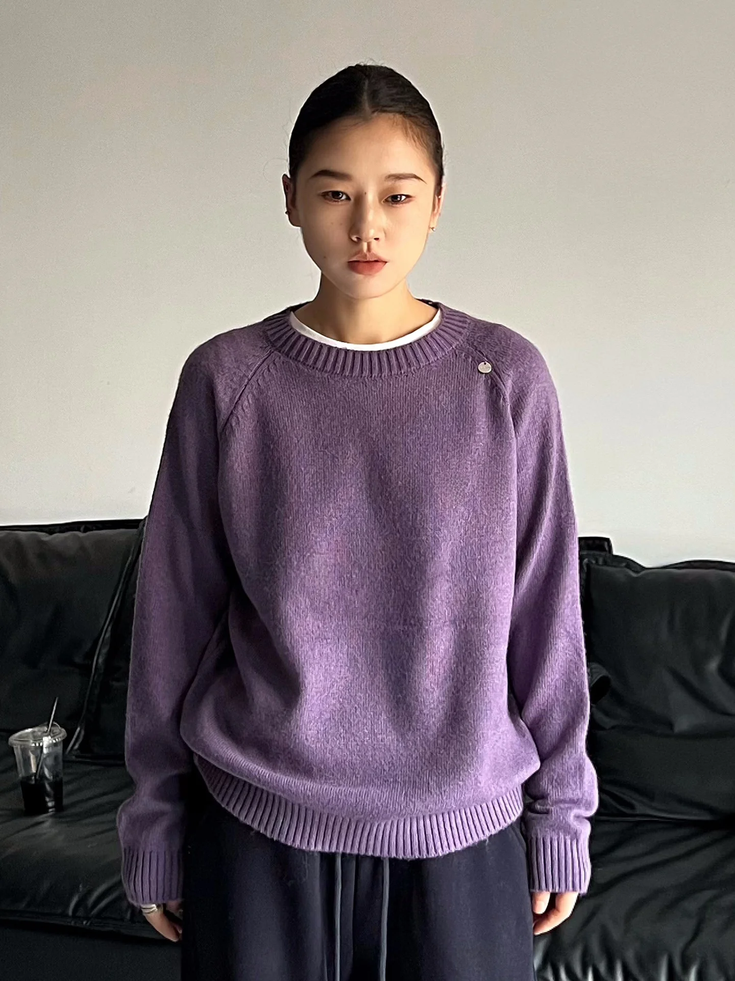 Свободный вязаный свитер с круглым вырезом и вставками на плечах для женщин: мягкий, уютный, универсальный, осенне-зимняя новинка
Свободный вязаный свитер с круглым вырезом и вставками на плечах для женщин: мягкий, уютный, универсальный, осенне-зимняя новинка