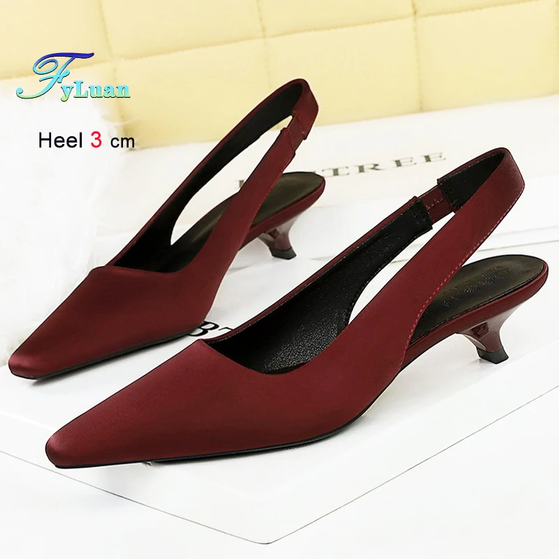 Новые черные женские туфли на низком каблуке 3 см, шелковые сандалии на коническом каблуке с острым носком и пустым ремешком сзади, женские туфли-лодочки, банкетные туфли
Новые черные женские туфли на низком каблуке 3 см, шелковые сандалии на коническом каблуке с острым носком и пустым ремешком сзади, женские туфли-лодочки, банкетные туфли