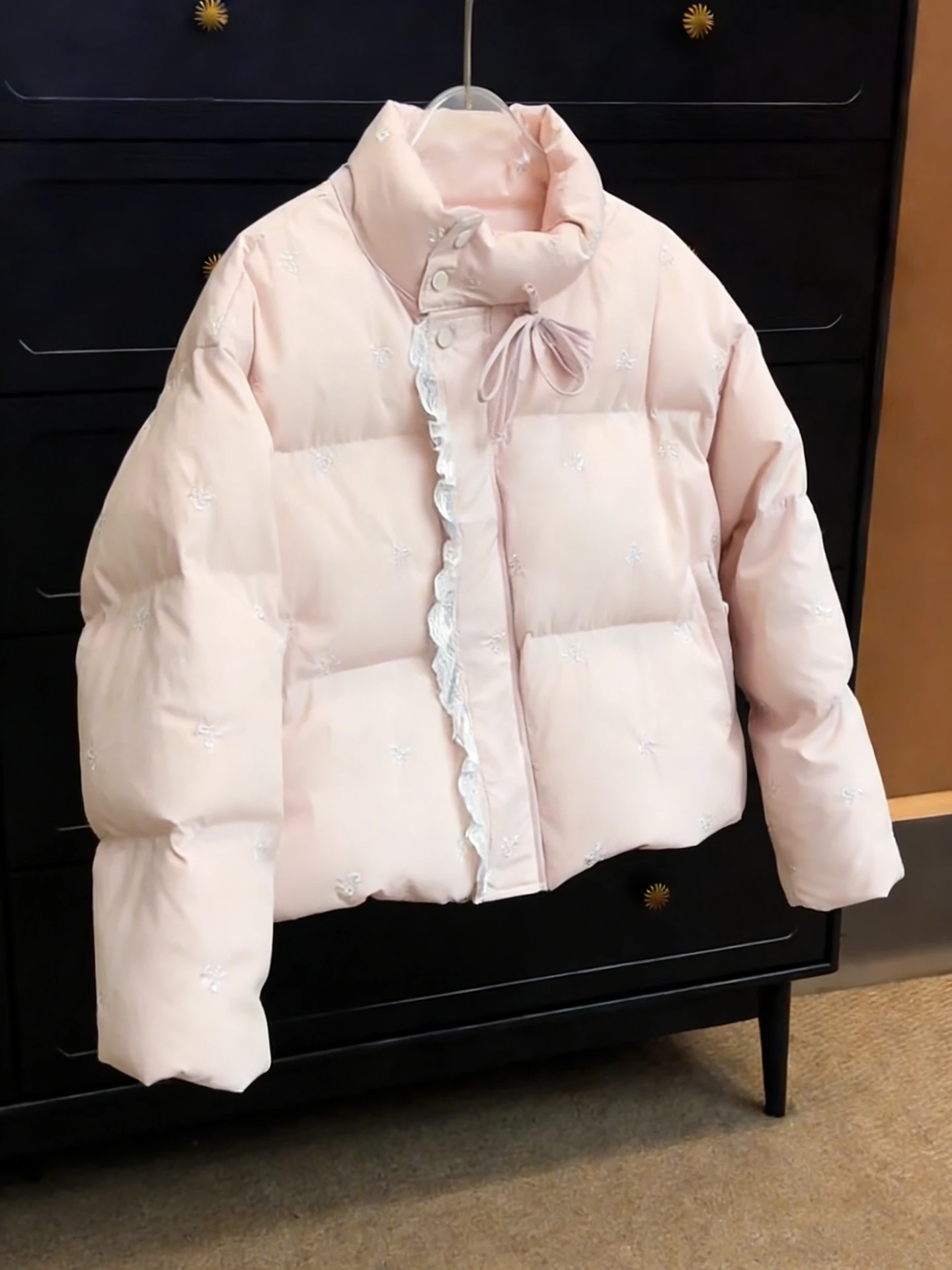 Корейская женская хлопковая куртка с кружевными вставками и бантом, розовое хлопковое пальто с узлами для осени и зимы
Корейская женская хлопковая куртка с кружевными вставками и бантом, розовое хлопковое пальто с узлами для осени и зимы