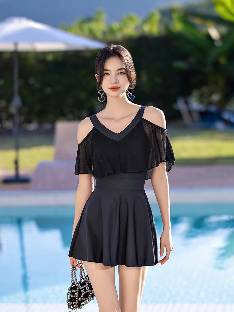 One-piece swimsuit for women, with a conservative dress design that covers the belly and has a slimming effect
One-piece swimsuit for women, with a conservative dress design that covers the belly and has a slimming effect