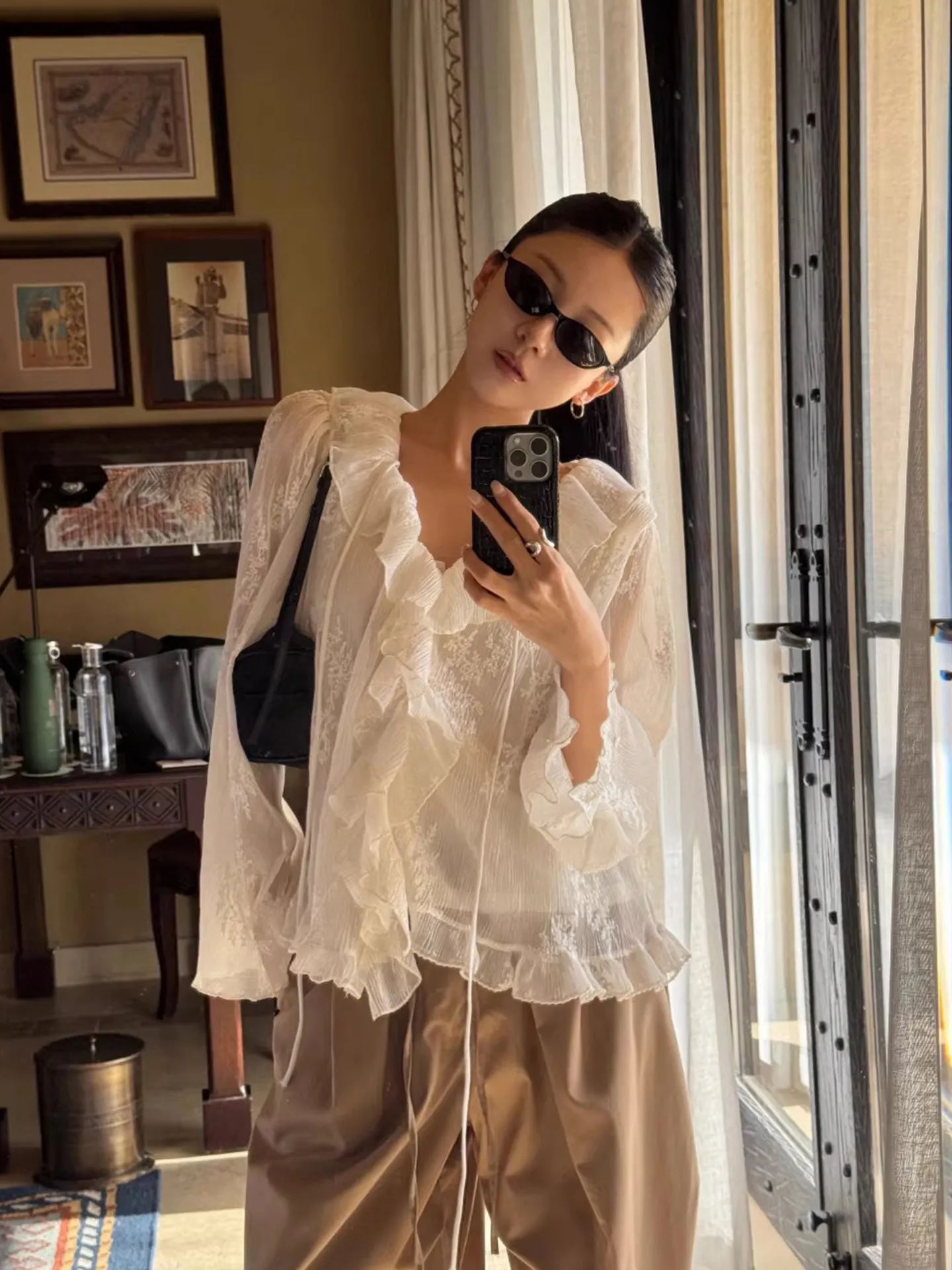 Clothland Women Sweet White Lace Blouse Ruffles V Neck Long Sleeve Shirt Embroidery Fashion Tops Blusa LB442
Clothland Women Sweet White Lace Blouse Ruffles V Neck Long Sleeve Shirt Embroidery Fashion Tops Blusa LB442