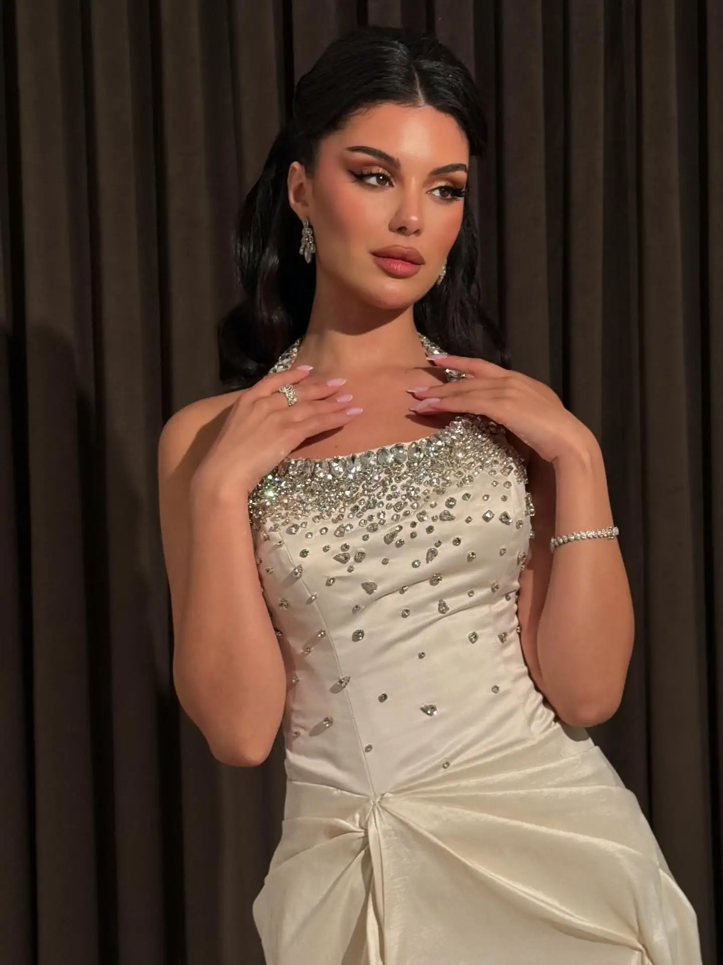 Ofherown Champagne Satin Prom Gown Luxury Halter Evening Dress with Crystal Beaded Bodice Ruched Formal Gown for Party
Ofherown Champagne Satin Prom Gown Luxury Halter Evening Dress with Crystal Beaded Bodice Ruched Formal Gown for Party