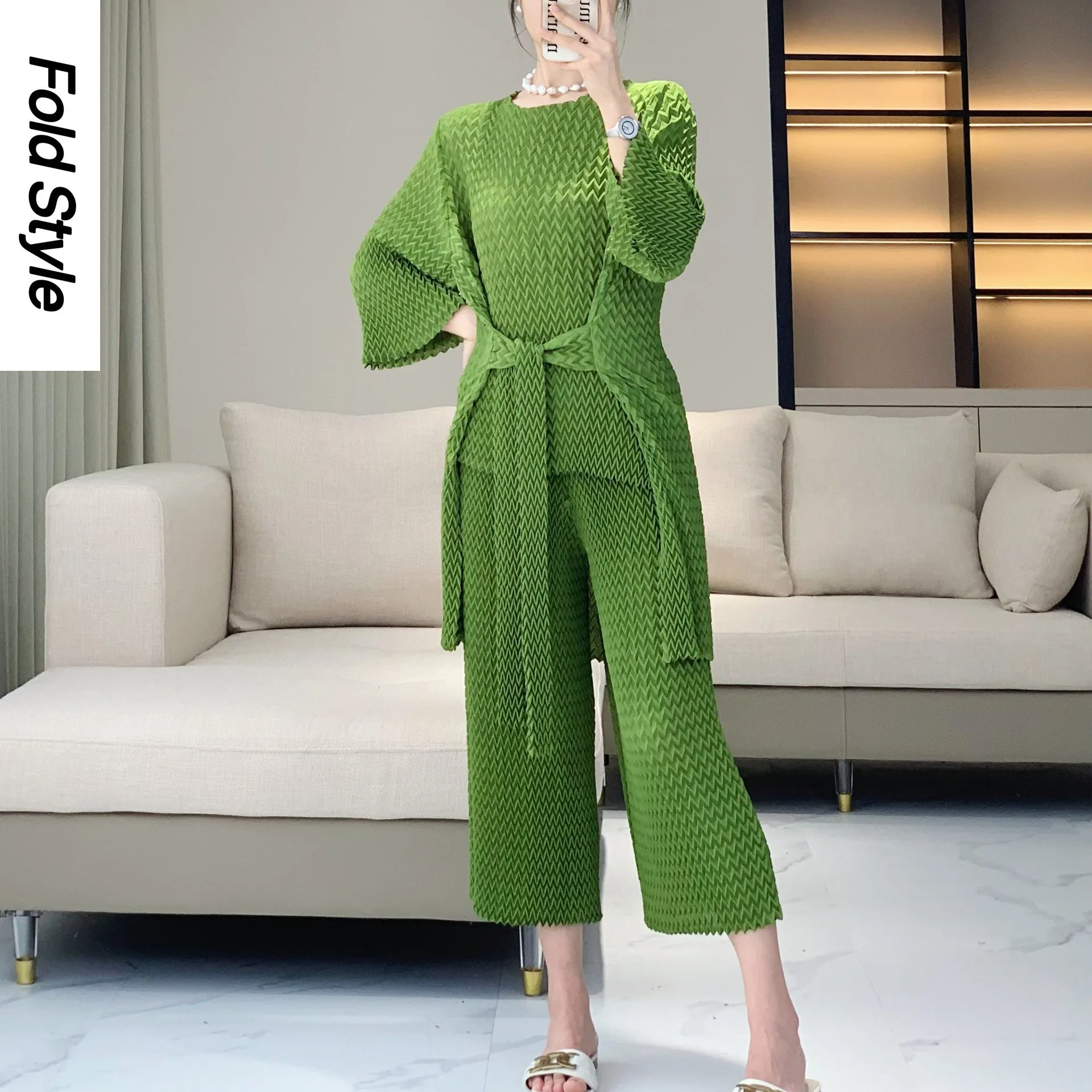Miyake Pleated Fashion Temperament Wide-leg Pants Set for Women Thin and Foreign Loose Miyake Pleated Tops Pants Two-piece Set 
Miyake Pleated Fashion Temperament Wide-leg Pants Set for Women Thin and Foreign Loose Miyake Pleated Tops Pants Two-piece Set