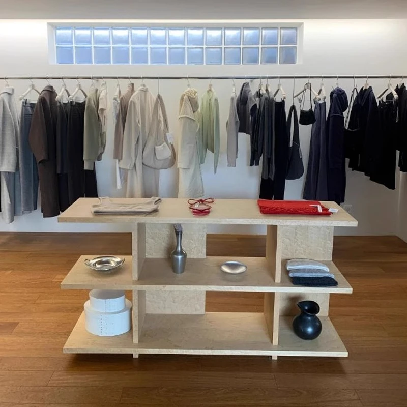 Simple and modern clothing store, Nakajima Taiwan ocean board display, water table jewelry, shoes and clothing display
Simple and modern clothing store, Nakajima Taiwan ocean board display, water table jewelry, shoes and clothing display