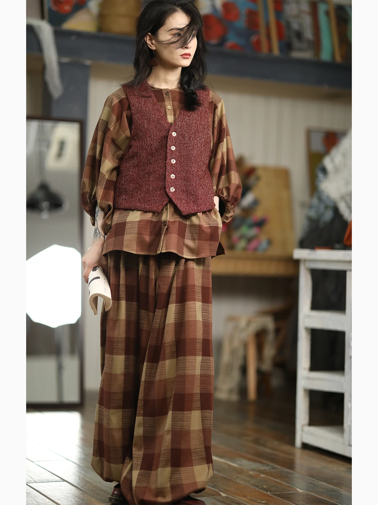 Двусторонняя носимая жилетка в японском ретро-стиле от Ninth Cloud Original Design, осень-зима 2024, для многослойного ношения, 100% полиэстер
Двусторонняя носимая жилетка в японском ретро-стиле от Ninth Cloud Original Design, осень-зима 2024, для многослойного ношения, 100% полиэстер