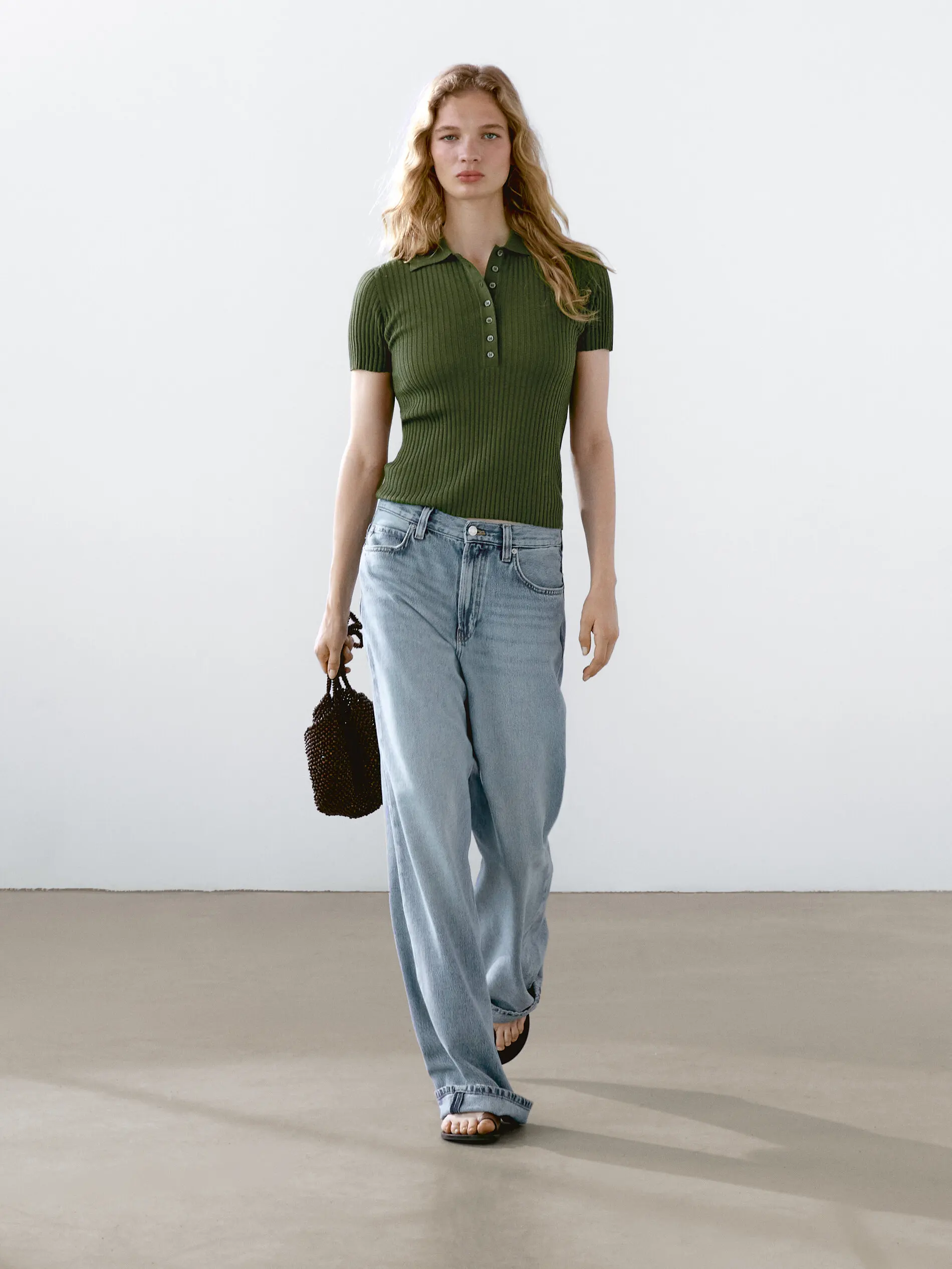 Ethereal MD 2025 massidutti autumn new style of Women's slim and lightweight Polo short-sleeved knitted top
Ethereal MD 2025 massidutti autumn new style of Women's slim and lightweight Polo short-sleeved knitted top