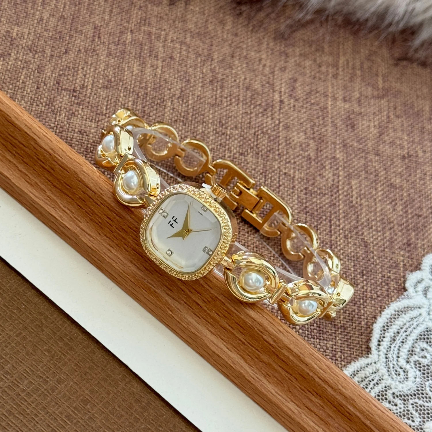 Elegant Ladies' Pearl Strap Bracelet Watch For Women Luxury Original Gold Watches Square Female Fashion Quartz Wristwatches
Elegant Ladies' Pearl Strap Bracelet Watch For Women Luxury Original Gold Watches Square Female Fashion Quartz Wristwatches
