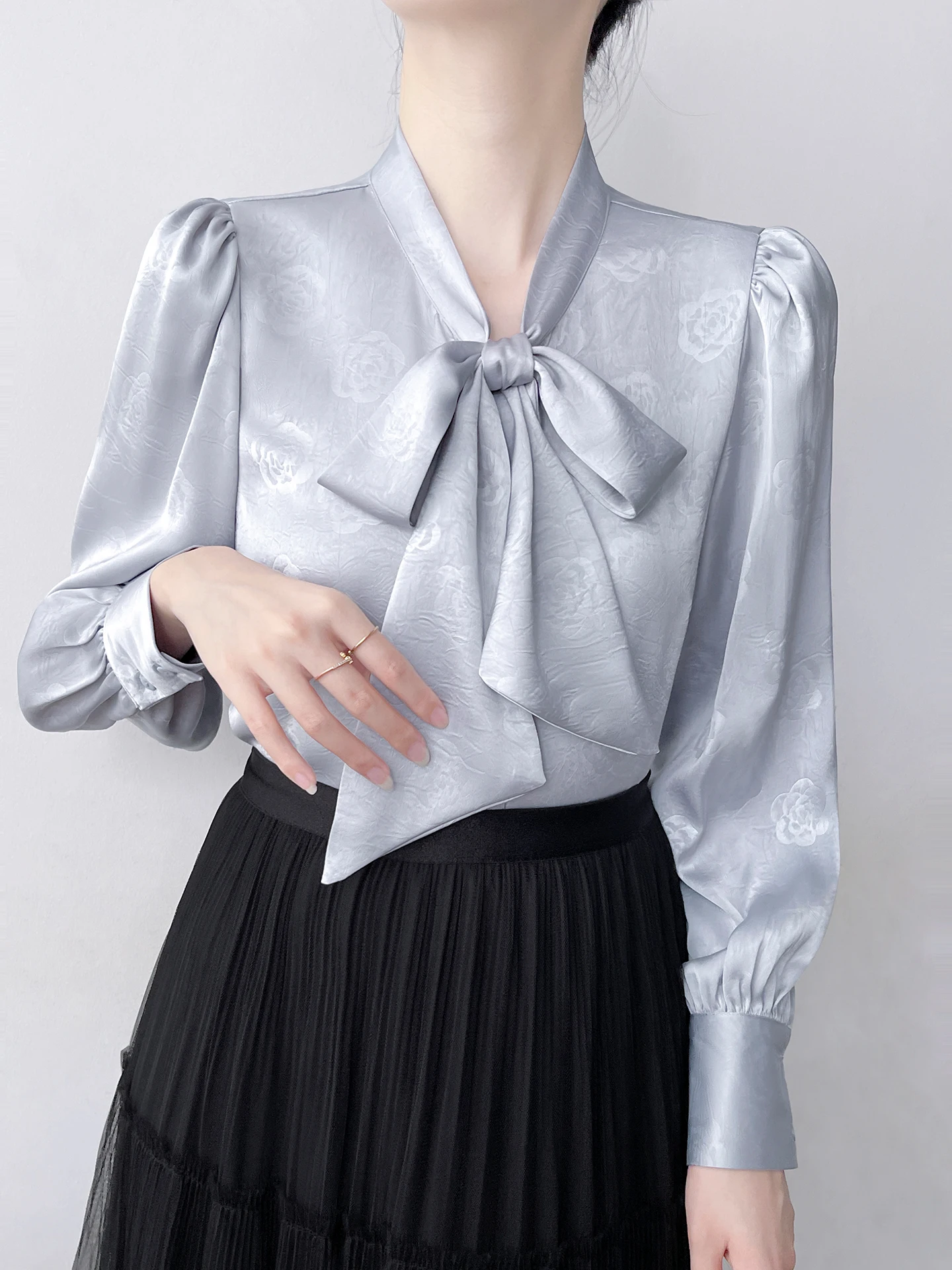 Korean Sle Long Sve Silk Blend irt Women's Winter Layering Knot Sa Straight Cut Commute Faion Top
Korean Sle Long Sve Silk Blend irt Women's Winter Layering Knot Sa Straight Cut Commute Faion Top