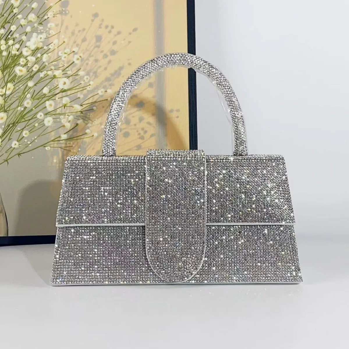 Новая женская сумочка Cloud Ape, вечерняя сумка, украшенная Diamo, легкий роскошный блестящий полиэстер
Новая женская сумочка Cloud Ape, вечерняя сумка, украшенная Diamo, легкий роскошный блестящий полиэстер