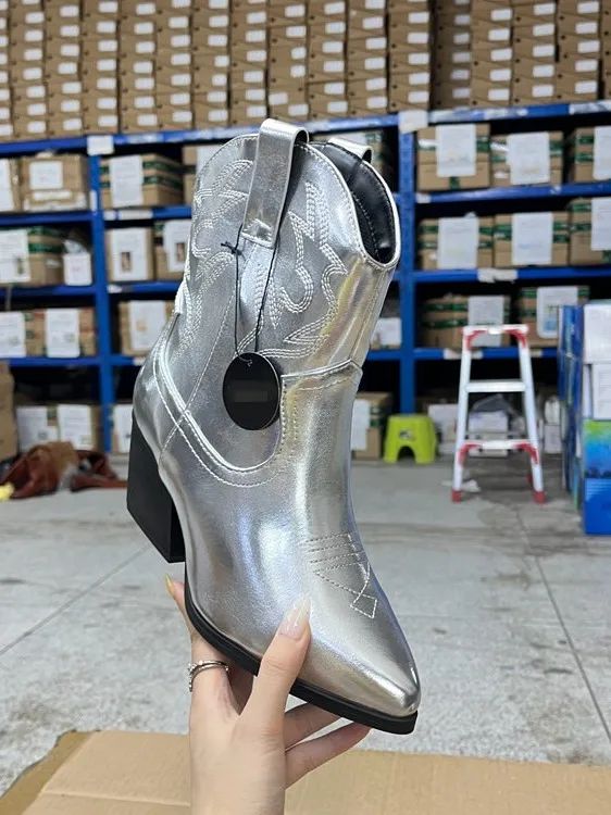 Модные однотонные остроносые ботильоны в ковбойском стиле для женщин, универсальные, на высоком каблуке, ретро, весна-осень
Модные однотонные остроносые ботильоны в ковбойском стиле для женщин, универсальные, на высоком каблуке, ретро, весна-осень