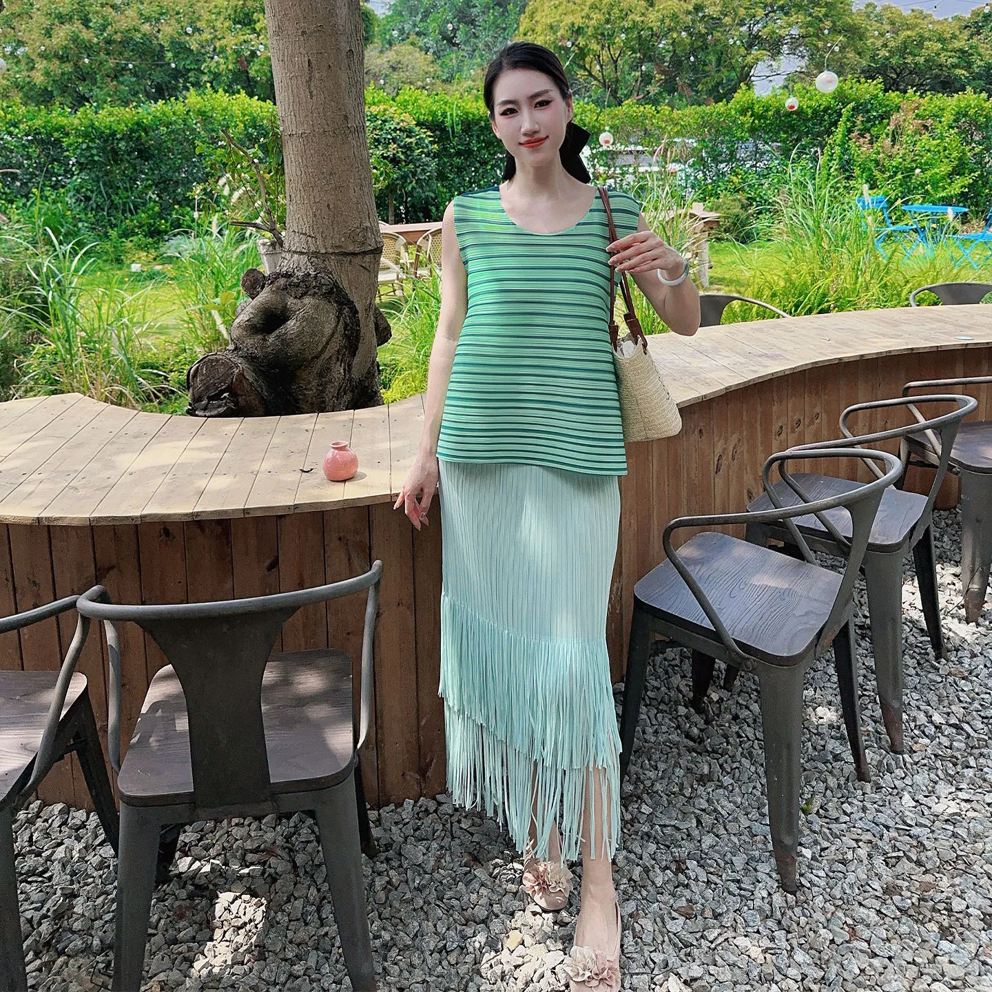Miyake Green Sleeveless Women's Fashion Niche Small Fresh and Thin Striped Top Pleated Fringed Cyan Skirt Pleated Suit Summer
Miyake Green Sleeveless Women's Fashion Niche Small Fresh and Thin Striped Top Pleated Fringed Cyan Skirt Pleated Suit Summer