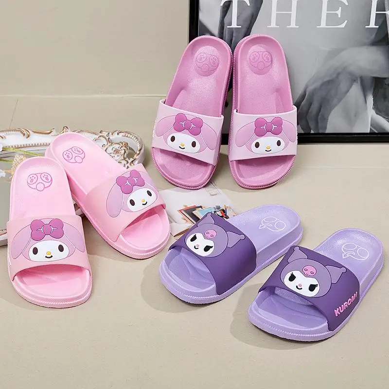 Sanrios легкие тапочки с мягкой подошвой, сандалии Kuromi, домашняя одежда Hello Kitty, противоскользящие уличные тапочки для ванной комнаты, тапочки для родителей и детей
Sanrios легкие тапочки с мягкой подошвой, сандалии Kuromi, домашняя одежда Hello Kitty, противоскользящие уличные тапочки для ванной комнаты, тапочки для родителей и детей