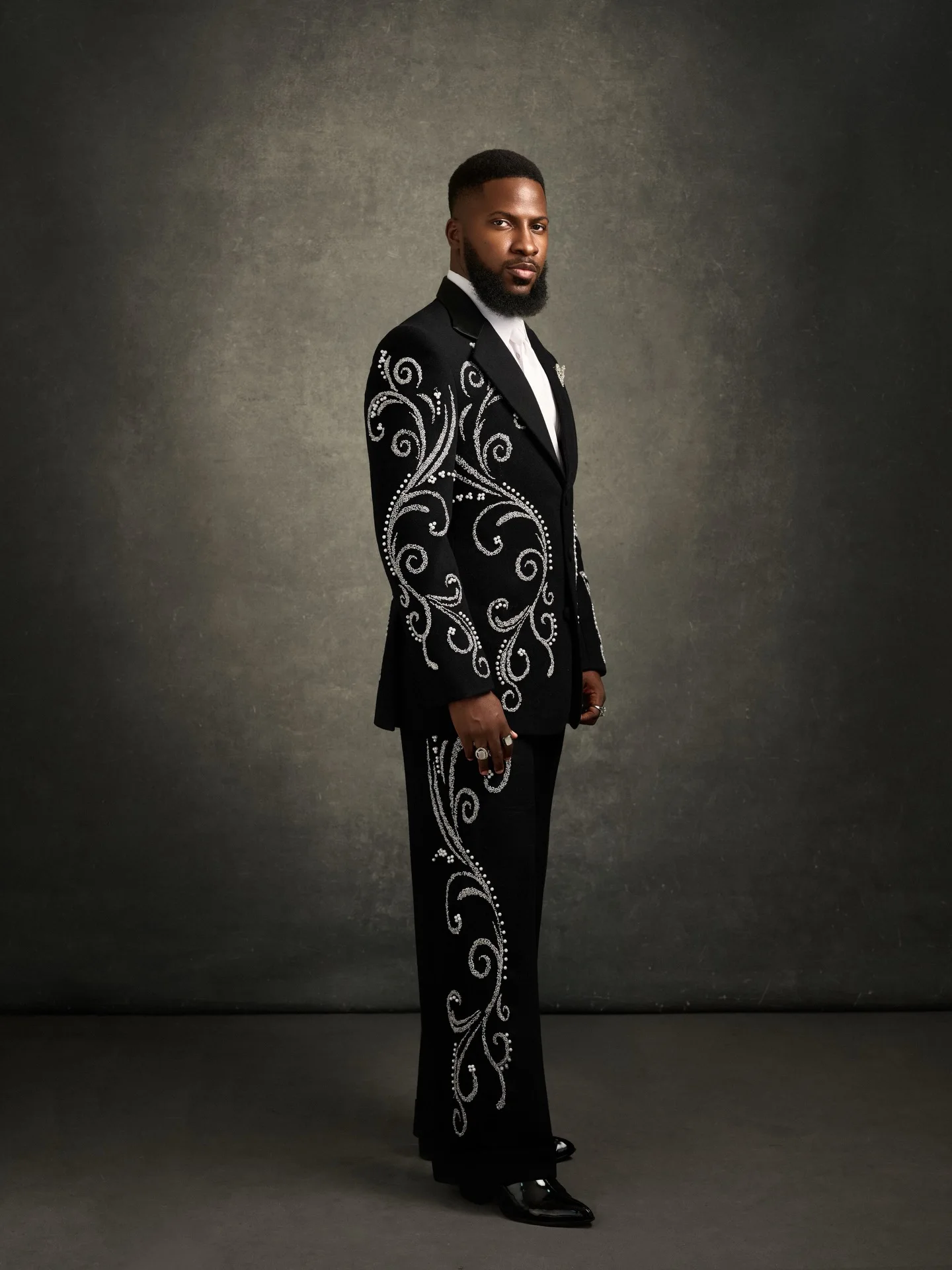 Crystal Men Suit Set 2 Pcs Blazer+Black Pants Trousers Designer Cotton Customized Formal Office Jacket Wedding Tuxedos Prom Coat
Crystal Men Suit Set 2 Pcs Blazer+Black Pants Trousers Designer Cotton Customized Formal Office Jacket Wedding Tuxedos Prom Coat