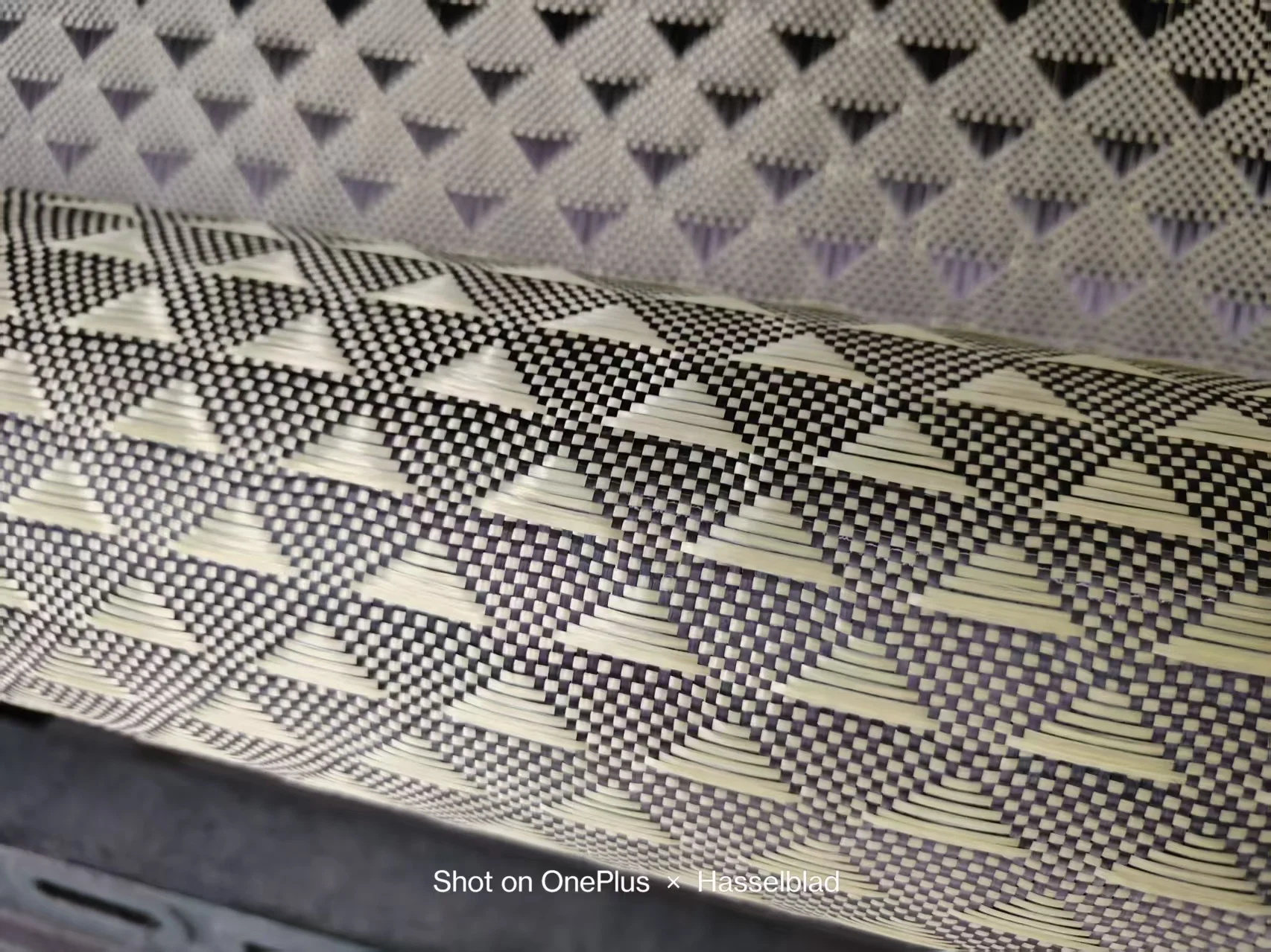 3K 240gsm 2x2 Dark Gold Aramid and Carbon Fiber Blended Jacquard Fabric 40"/100cm Aramid Fiber Blended Carbon Aramid Fabric
3K 240gsm 2x2 Dark Gold Aramid and Carbon Fiber Blended Jacquard Fabric 40"/100cm Aramid Fiber Blended Carbon Aramid Fabric