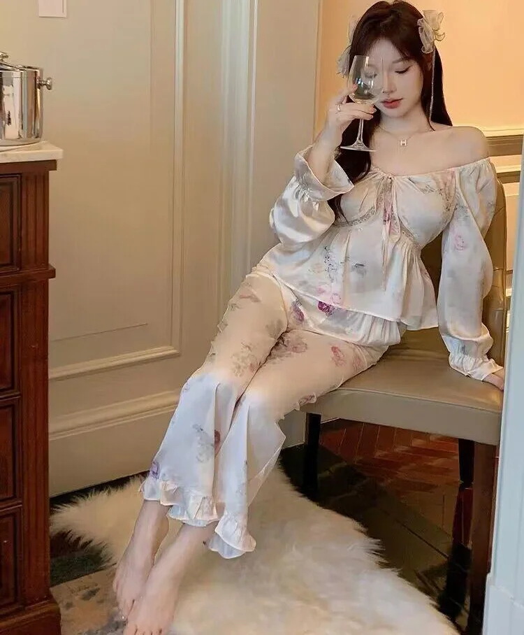 Retro Chinese Style Ice Silk Sleepwear Set for Women Long Sleeve Long Pants Floral Print V-Neck Comfortable Home Clothes
Retro Chinese Style Ice Silk Sleepwear Set for Women Long Sleeve Long Pants Floral Print V-Neck Comfortable Home Clothes
