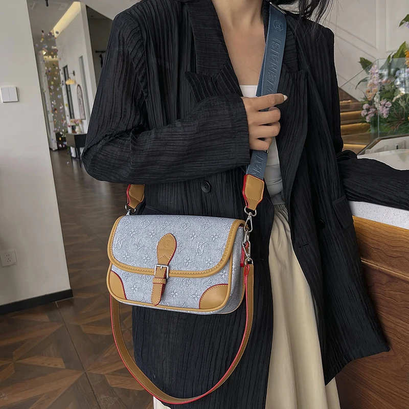 Fashionable Crossbody Handbag Unique Letter Logo Trendy Design Paris Luxury Leather Women Bag Everyday
Fashionable Crossbody Handbag Unique Letter Logo Trendy Design Paris Luxury Leather Women Bag Everyday
