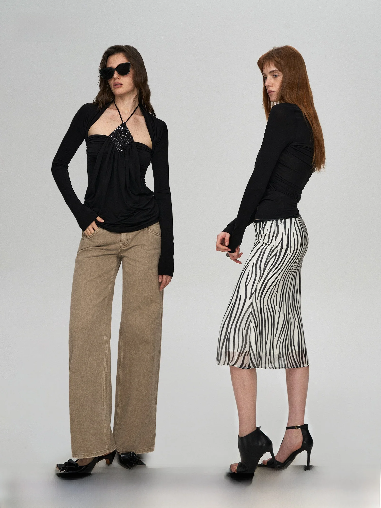 PRRP 93 La Ropa: Комплект из двух предметов – футболка с длинным рукавом и плиссированный топ-бандо. Универсальная женская одежда в простом стиле.
PRRP 93 La Ropa: Комплект из двух предметов – футболка с длинным рукавом и плиссированный топ-бандо. Универсальная женская одежда в простом стиле.