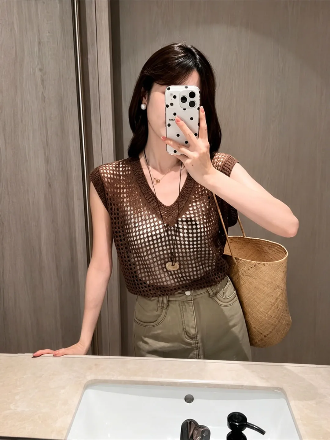 Elegant Comfortable Summer Knitted Ice Silk Hollow out Top Retro Fashion Casual Style V-Neck Short Sleeve Women's Innerwear
Elegant Comfortable Summer Knitted Ice Silk Hollow out Top Retro Fashion Casual Style V-Neck Short Sleeve Women's Innerwear