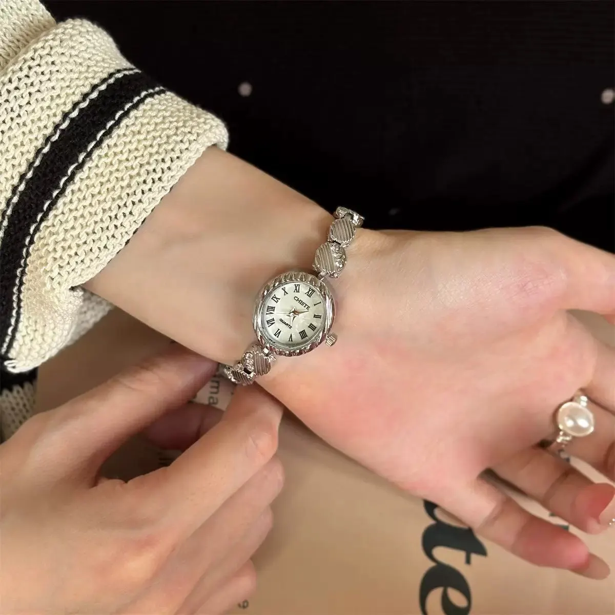 Круглые золотые женские кварцевые наручные часы Элитный бренд Платье Повседневные женские наручные часы с маленьким циферблатом Золотые часы со стразами для женщин
Круглые золотые женские кварцевые наручные часы Элитный бренд Платье Повседневные женские наручные часы с маленьким циферблатом Золотые часы со стразами для женщин