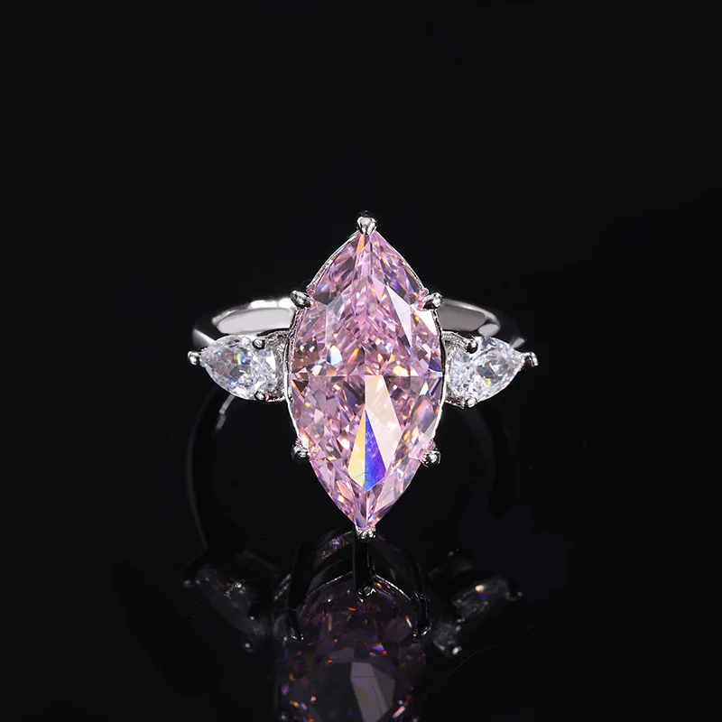 18K Gold Set with PT950 Platinum High Carbon Diamond Radiant Cut Pink Diamond Marquise Ring Main Stone 9*18 Hand Jewelry
18K Gold Set with PT950 Platinum High Carbon Diamond Radiant Cut Pink Diamond Marquise Ring Main Stone 9*18 Hand Jewelry