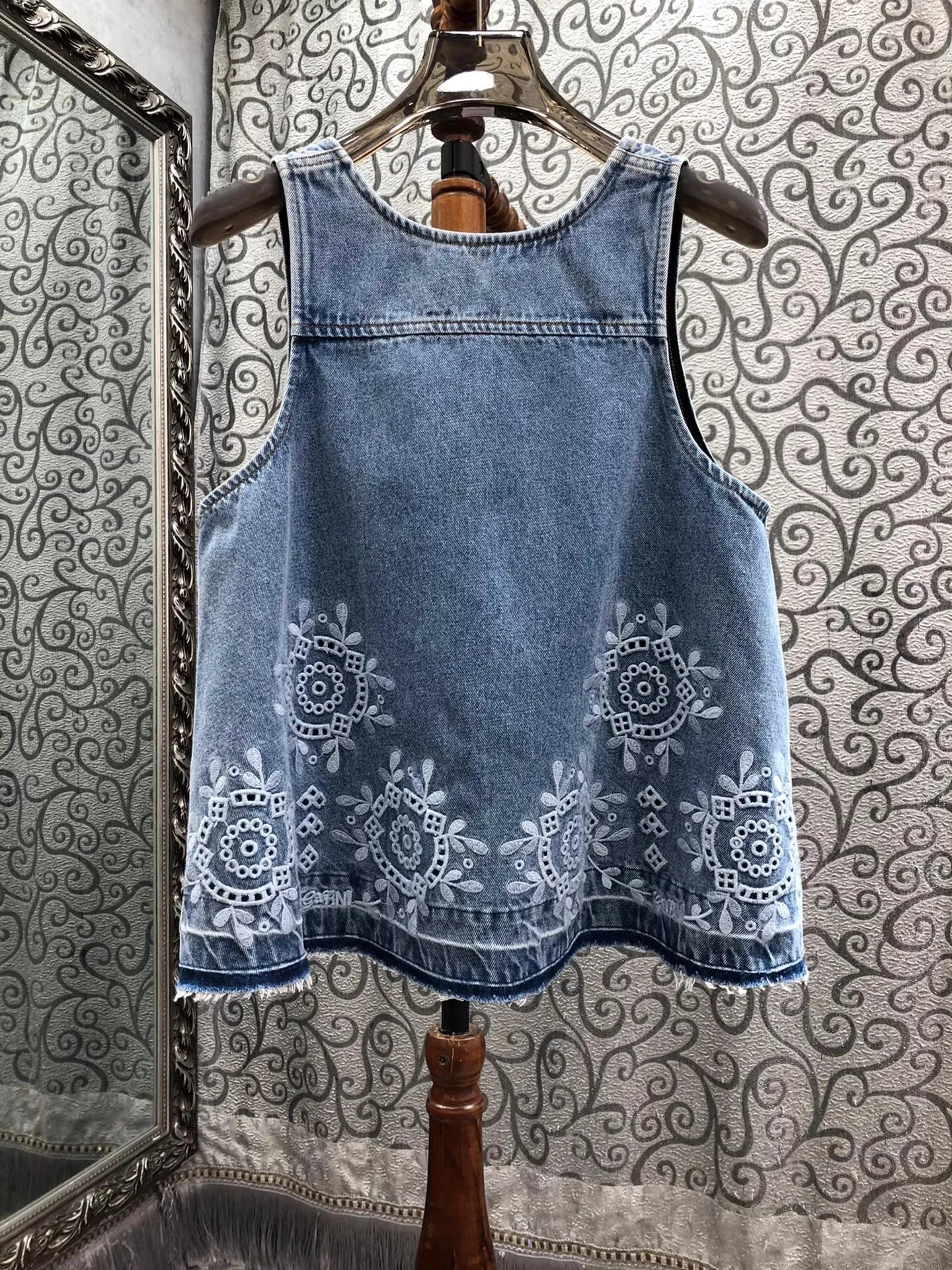 2025 Summer Fashion Denim Tops High Quality Cotton Lady Exquisite Embroidery Hollow Out Backless Casual Blue Jeans Blouse Tops
2025 Summer Fashion Denim Tops High Quality Cotton Lady Exquisite Embroidery Hollow Out Backless Casual Blue Jeans Blouse Tops