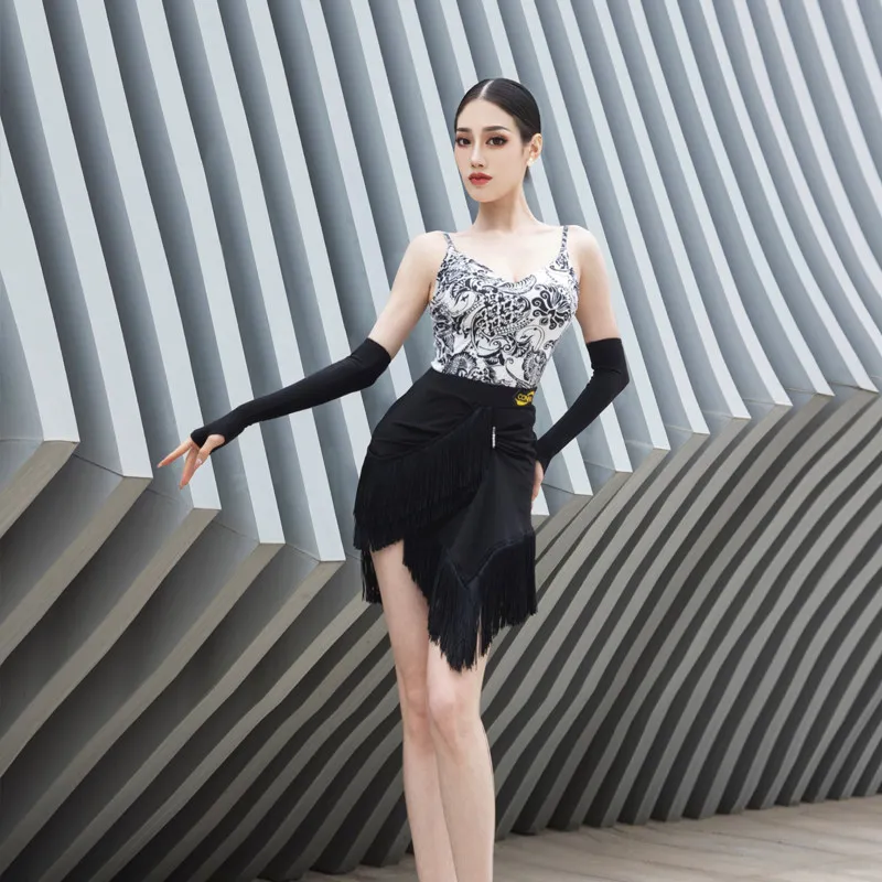 customized Latin dance wear female dance performance costume practice dress split suit camisole tassel skirt
customized Latin dance wear female dance performance costume practice dress split suit camisole tassel skirt