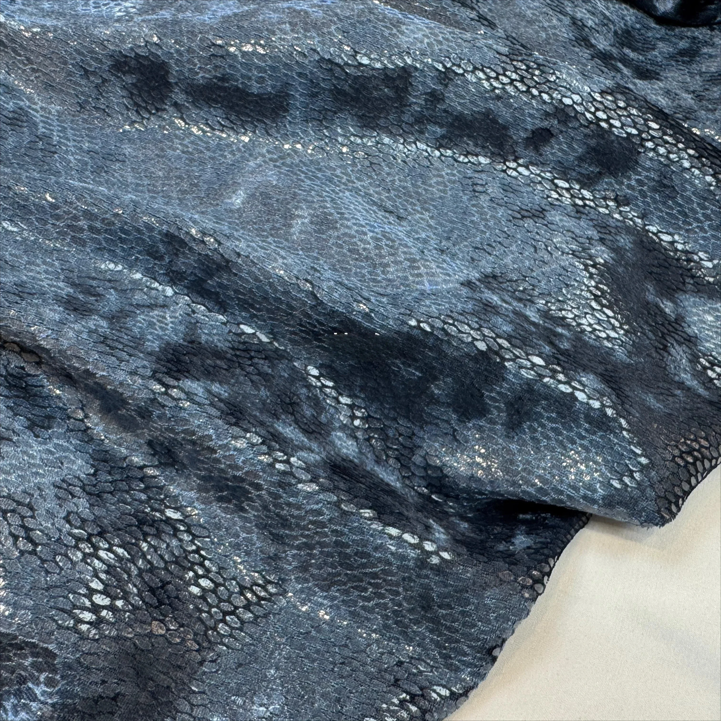 Новая блестящая пленка из змеиной кожи с рисунком змеиной кожи, бархатная эластичная модная ткань с бриллиантами, ткань для шитья платья Cheongsam
Новая блестящая пленка из змеиной кожи с рисунком змеиной кожи, бархатная эластичная модная ткань с бриллиантами, ткань для шитья платья Cheongsam