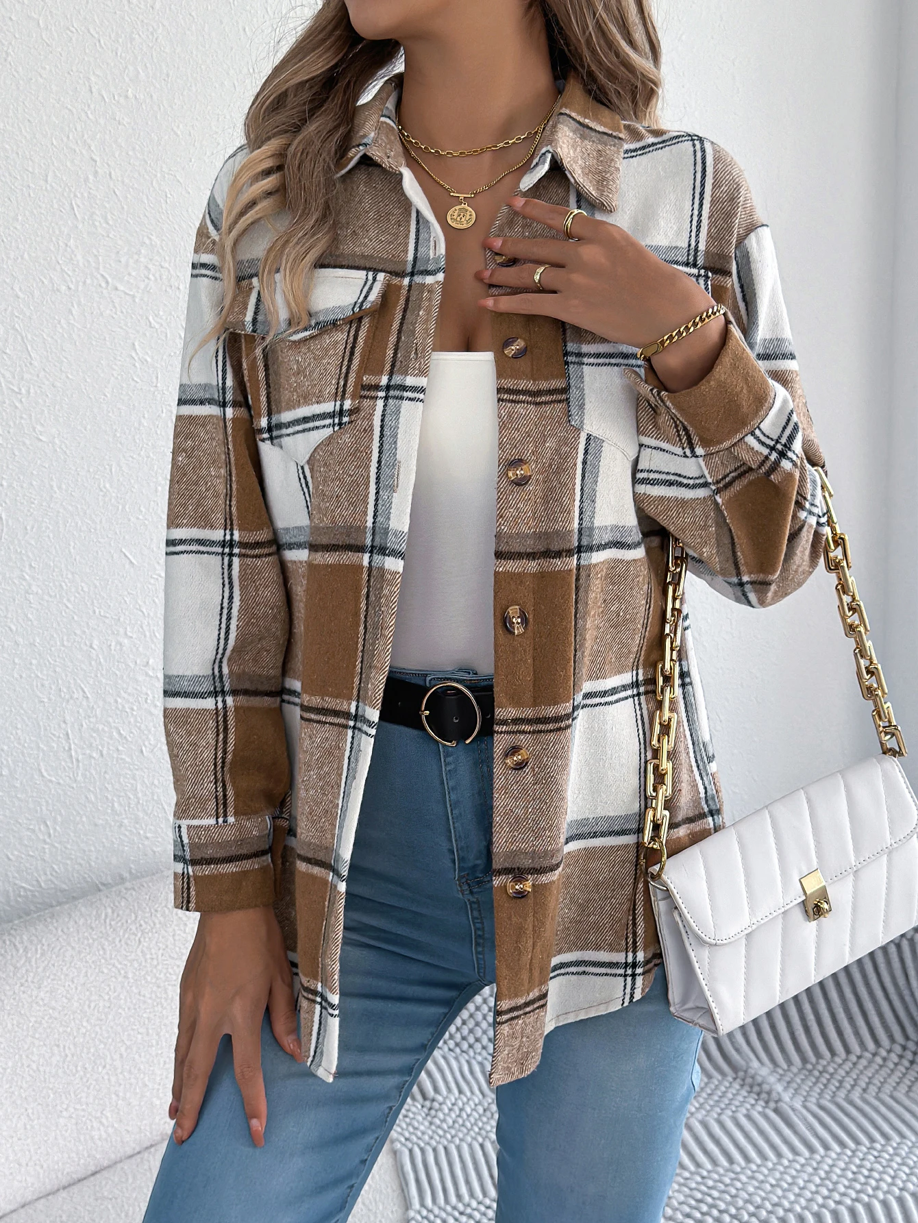Женская весенняя куртка-рубашка в клетку с длинными рукавами и контрастными карманами — воротник и однобортный
Женская весенняя куртка-рубашка в клетку с длинными рукавами и контрастными карманами — воротник и однобортный