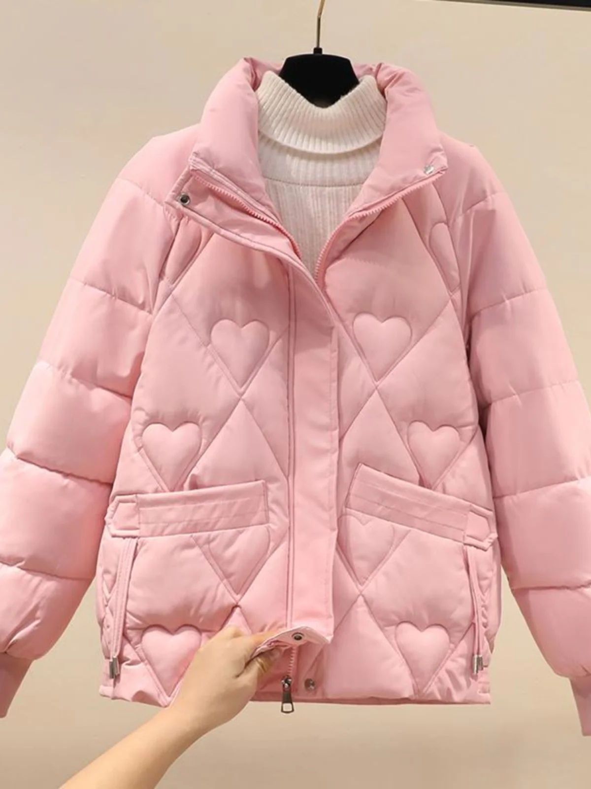 Осенне-зимняя утепленная хлопковая куртка-пуховик с воротником-стойкой, укороченная, из смесового хлопка, верхняя одежда для женщин в корейском стиле
Осенне-зимняя утепленная хлопковая куртка-пуховик с воротником-стойкой, укороченная, из смесового хлопка, верхняя одежда для женщин в корейском стиле