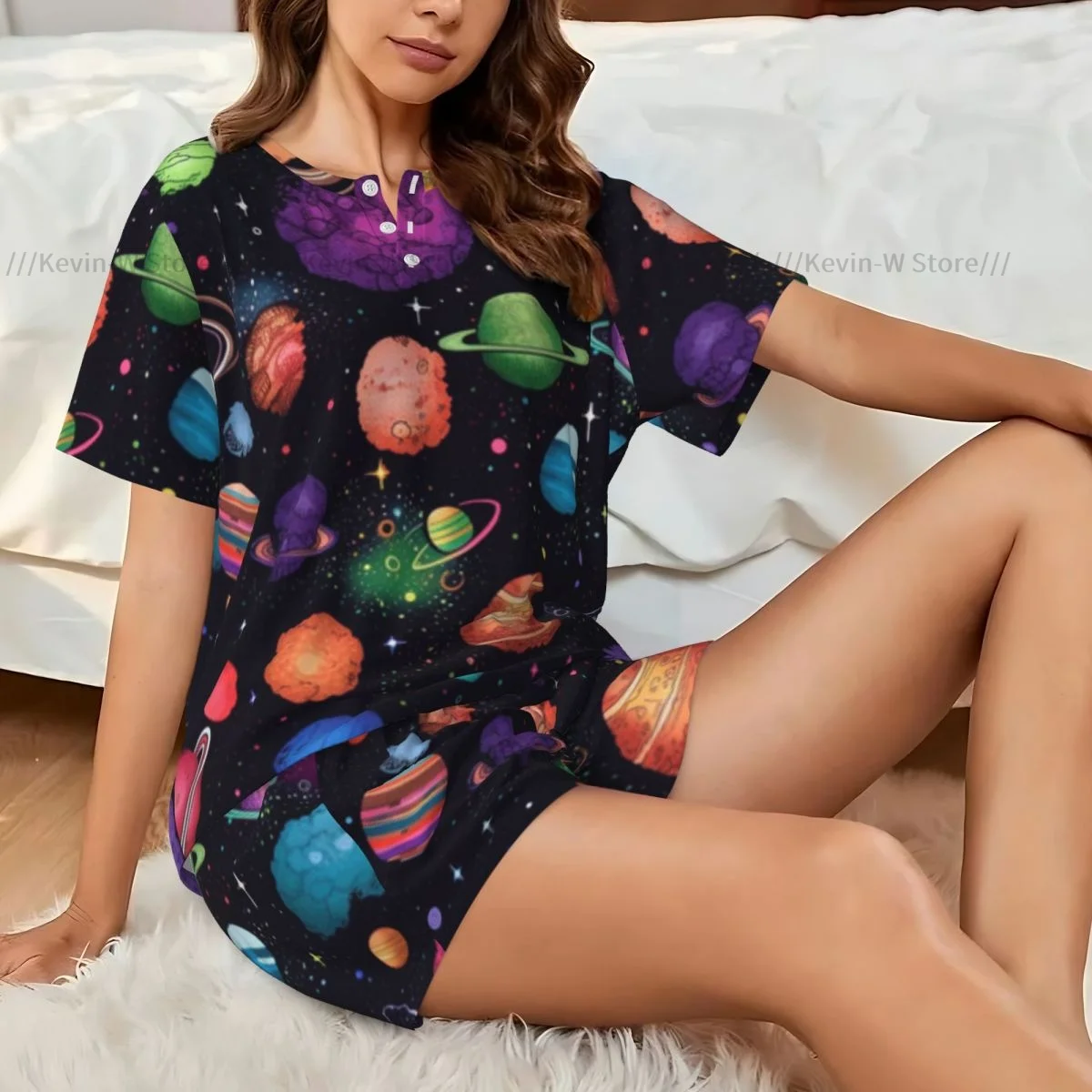 Женский пижамный комплект Planets Stars Comets And Galaxy Домашняя одежда из двух предметов с короткими рукавами и короткими рукавами
Женский пижамный комплект Planets Stars Comets And Galaxy Домашняя одежда из двух предметов с короткими рукавами и короткими рукавами