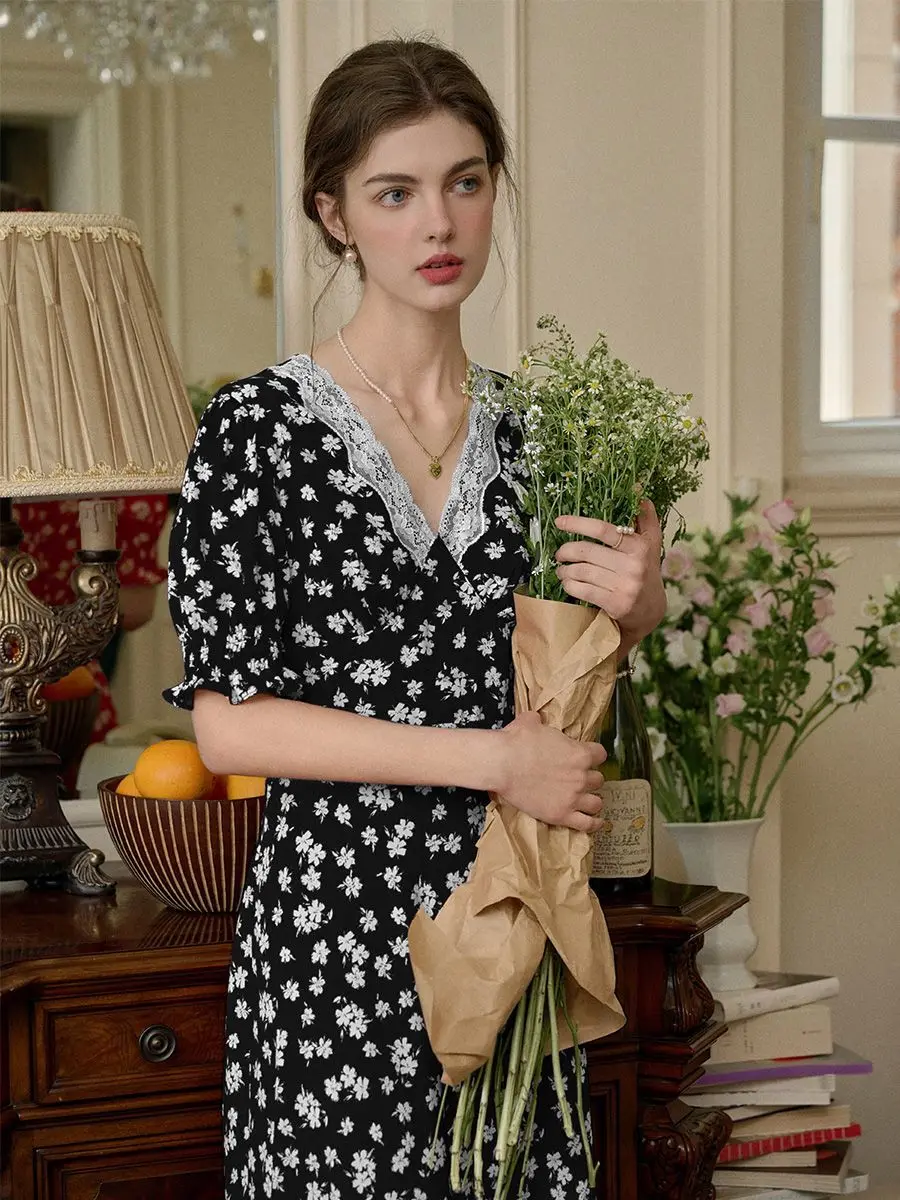 Summer New Women's Dress Commuting Retro Print Lace Patchwork V-neck A-line Skirt
Summer New Women's Dress Commuting Retro Print Lace Patchwork V-neck A-line Skirt
