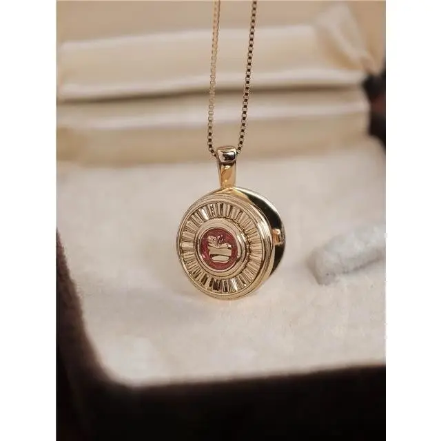 В 2024 году новое оригинальное нишевое выдвижное ожерелье Apple с роскошной цепочкой на ключицу. 
В 2024 году новое оригинальное нишевое выдвижное ожерелье Apple с роскошной цепочкой на ключицу.