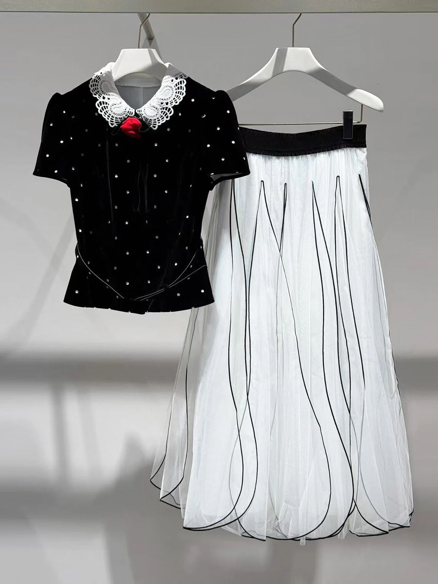 Velvet Polka Dot Blouse Top f Skirt Set High Waist Bubble Sve ort Length Faion Ensemble for Women in Their 20s-30s
Velvet Polka Dot Blouse Top f Skirt Set High Waist Bubble Sve ort Length Faion Ensemble for Women in Their 20s-30s