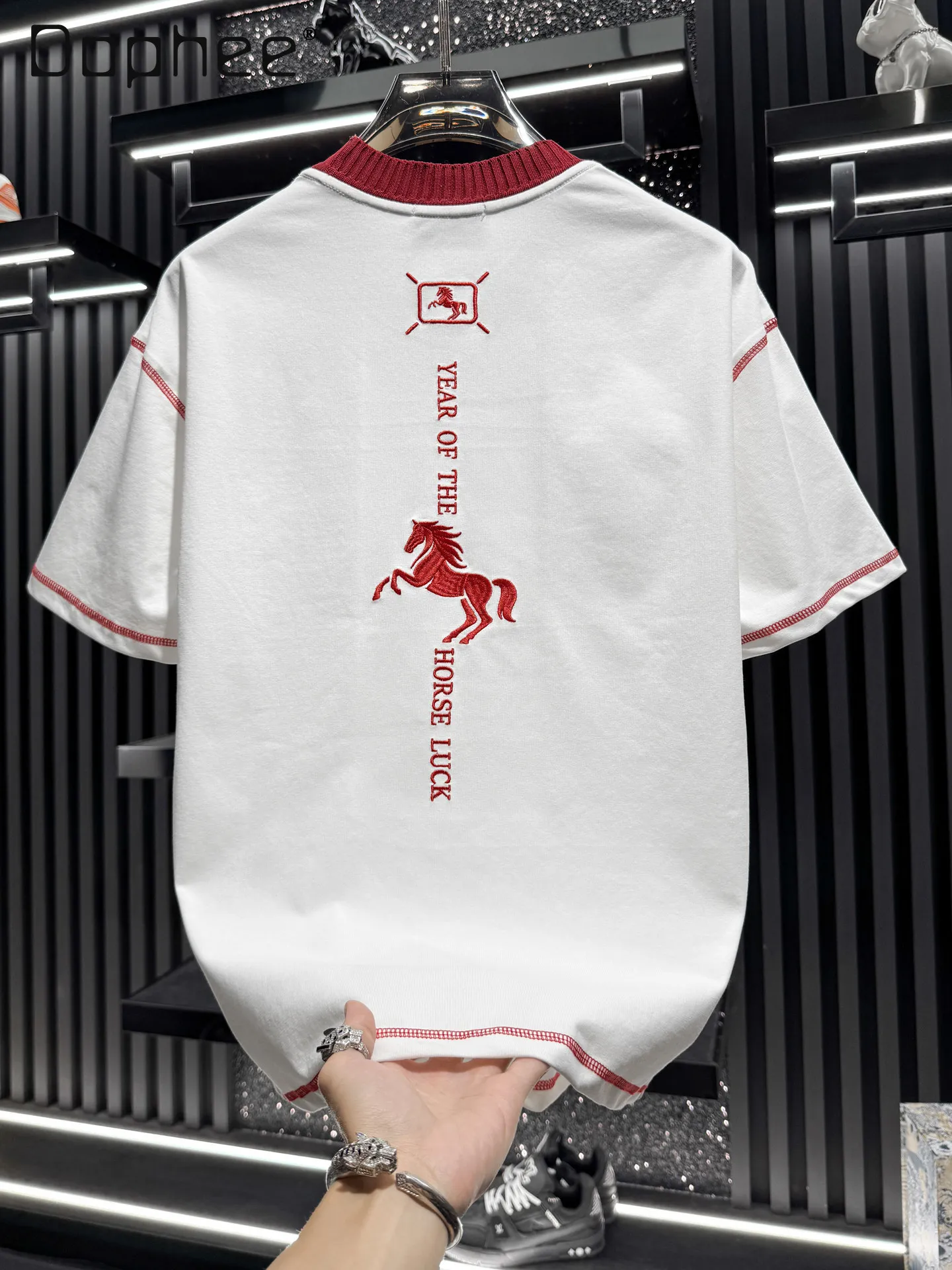 2026 Summer New Men's Year of The Horse Embroidery Short Sleeve T-shirt Casual Streetwear White Red Round Neck Basic Tee
2026 Summer New Men's Year of The Horse Embroidery Short Sleeve T-shirt Casual Streetwear White Red Round Neck Basic Tee